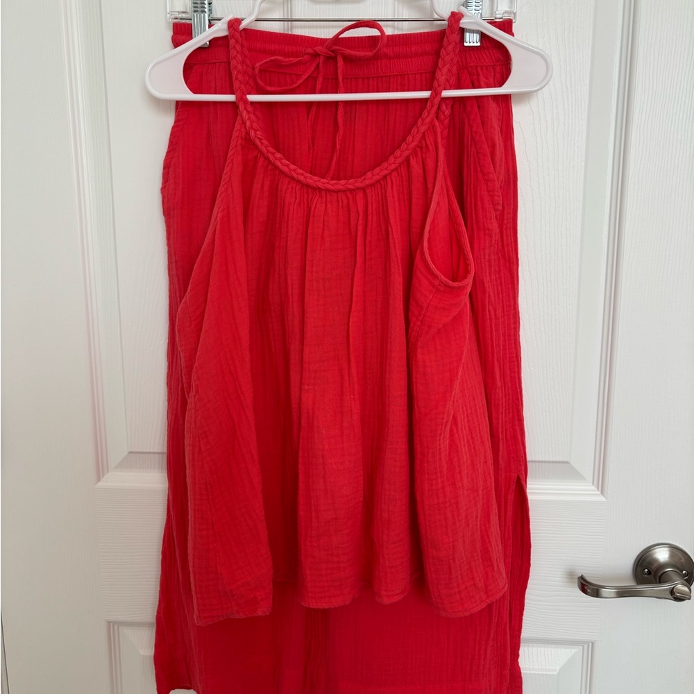 Universal Thread Coral Sleeveless two piece top and 30” skirt Size Medium